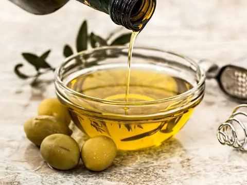 Aceite de oliva en un cuenco con aceitunas