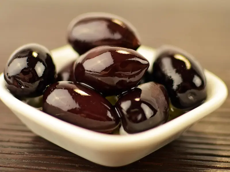 Cuenco de aceitunas negras