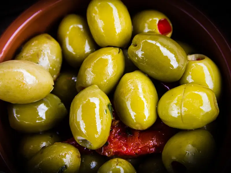 Cuenco de aceitunas verdes