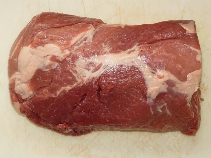 Pieza de aguja de cerdo cruda