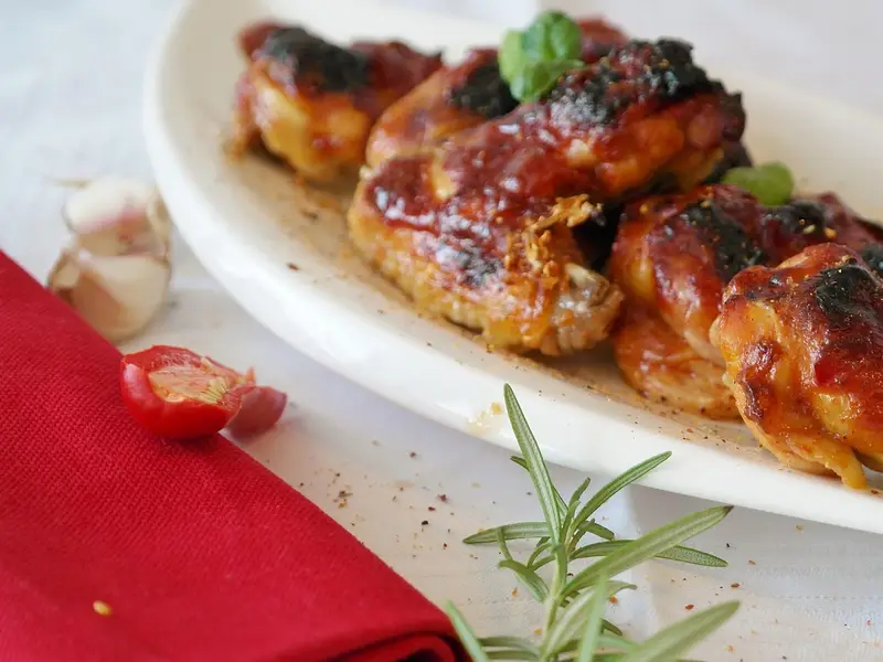 Alitas de pollo asadas en una fuente