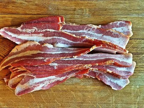 Lonchas de bacon crudo