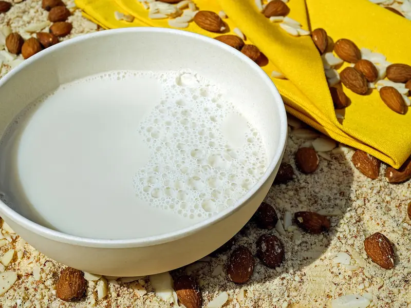 Cuenco de bebida de almendras con almendras