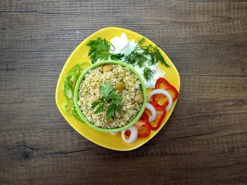 Bulgur cocido en un plato