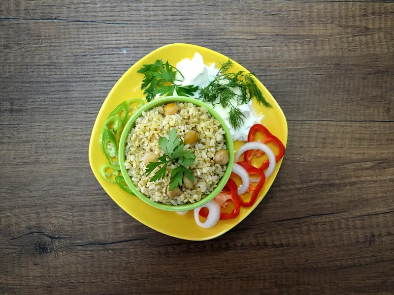 Bulgur cocido en un plato