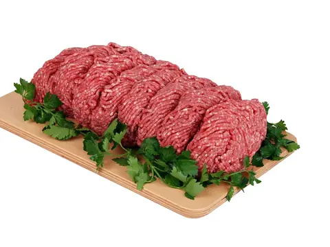 Carne picada de vacuno cruda sobre una tabla