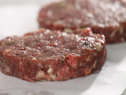 Hamburguesas de carne picada de vacuno crudas