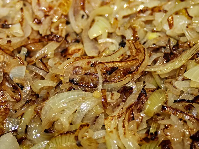 Cebolla pochada en una sartén