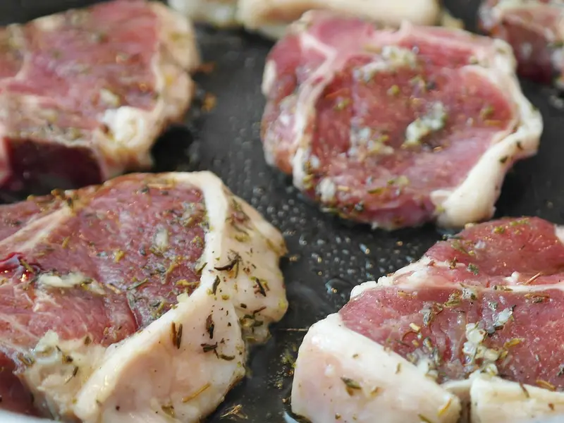 Chuletillas de cordero crudas