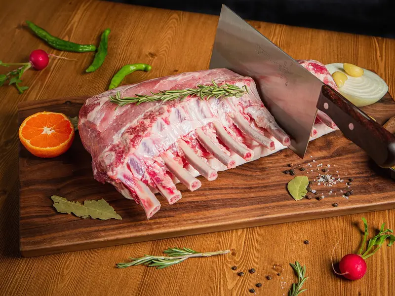Costillar de cordero crudo sobre una tabla