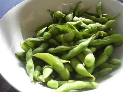 Vainas de edamame en un cuenco blanco