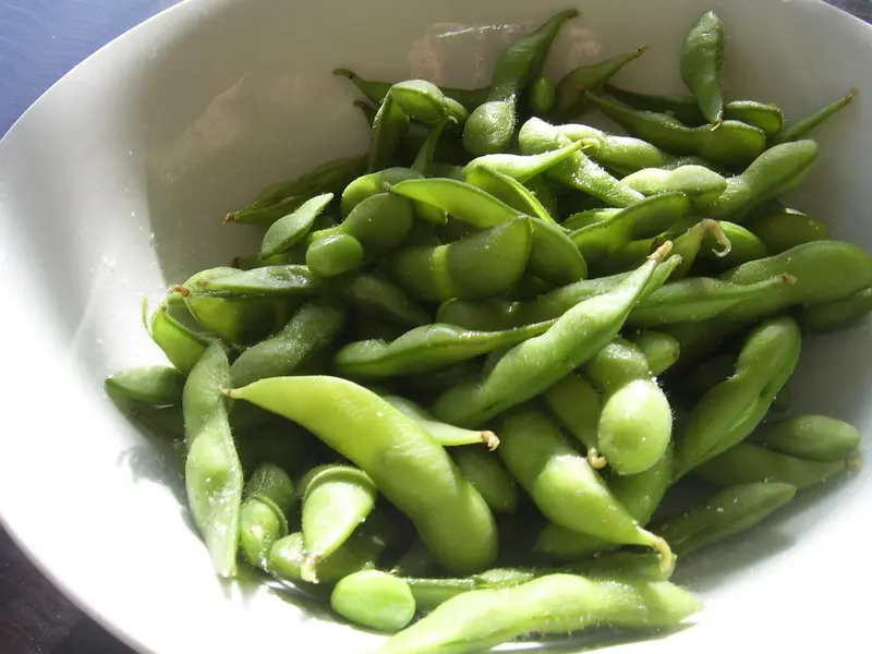 Vainas de edamame en un cuenco blanco