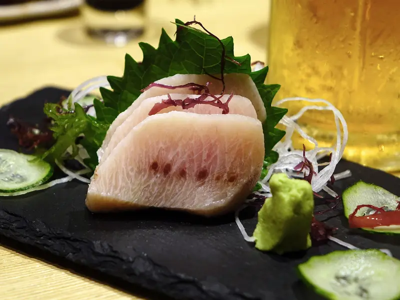 Lonchas de pez espada crudo