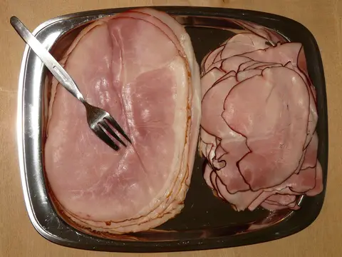 Lonchas de jamón cocido en una bandeja