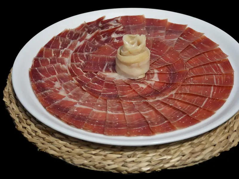 Plato de jamón serrano loncheado
