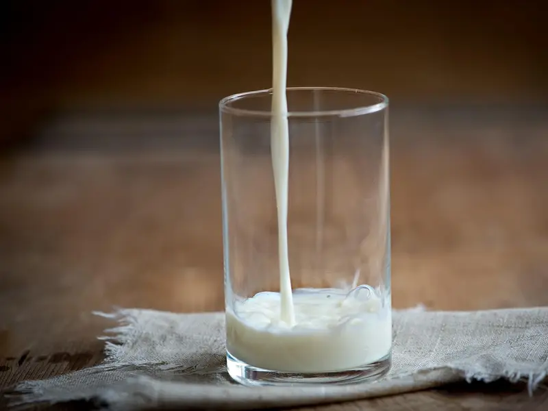 Vaso llenándose de leche
