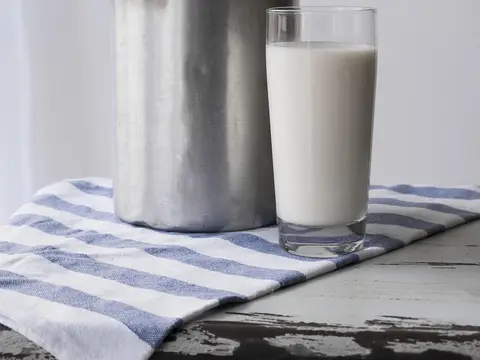 Jarra y vaso de leche