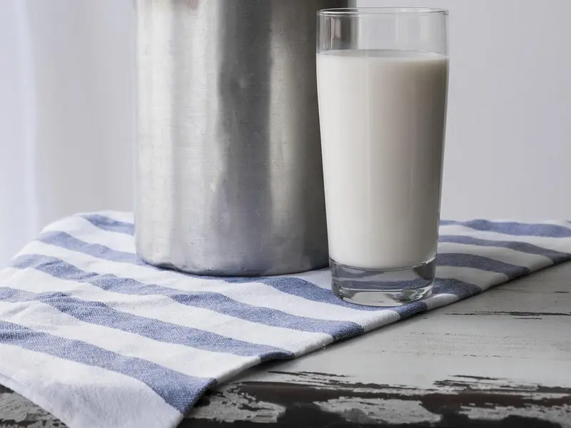 Jarra y vaso de leche