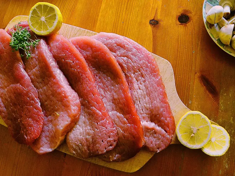 Filetes de lomo de cerdo crudos sobre una tabla
