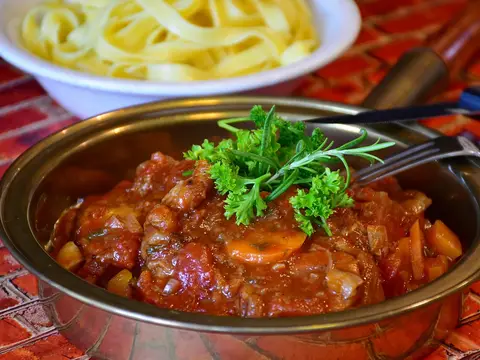 Morcillo de ternera guisado con tomate