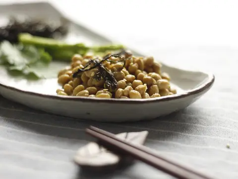 Natto en un plato
