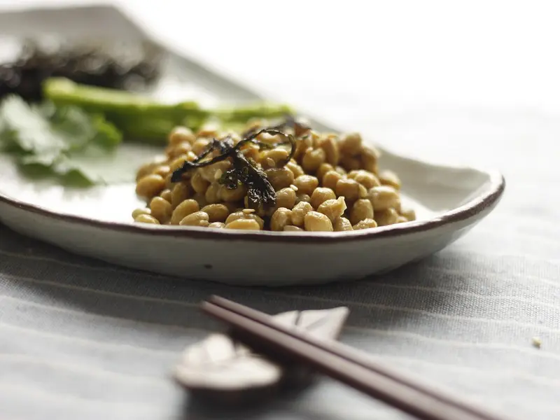 Natto en un plato