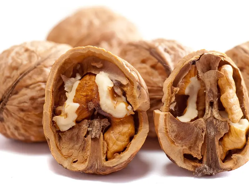 Nueces partidas con la pulpa a la vista