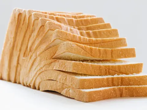 Rebanadas de pan de molde blanco en fila