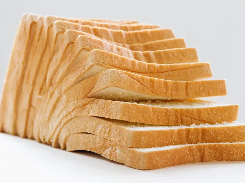 Rebanadas de pan de molde blanco en fila