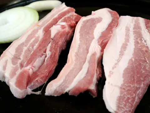 Tiras de panceta fresca cruda