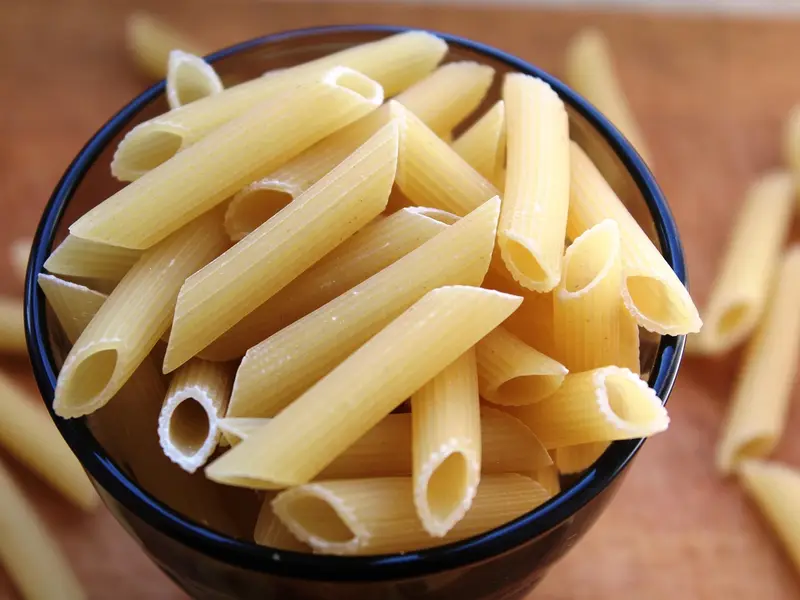 Penne crudos en un cuenco