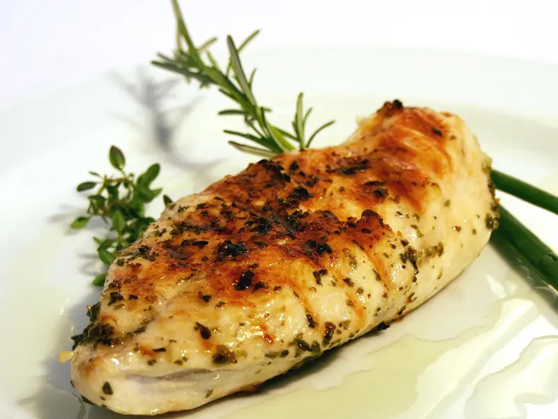 Pechuga de pollo hecha, dorada, en un plato