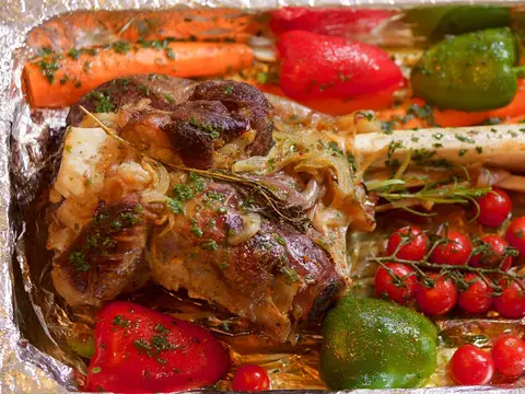 Pierna de cordero asada con verduras