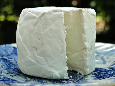 Queso de cabra fresco cortado