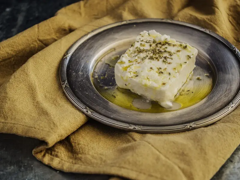 Bloque de queso feta con aceite de oliva