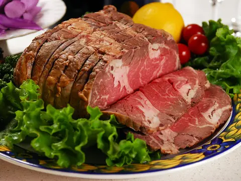 Redondo de ternera asado y cortado en lonchas