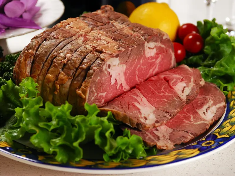 Redondo de ternera asado y cortado en lonchas