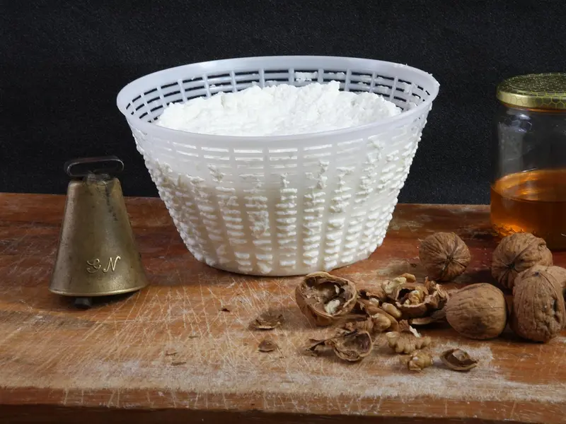 Ricotta fresca en su molde