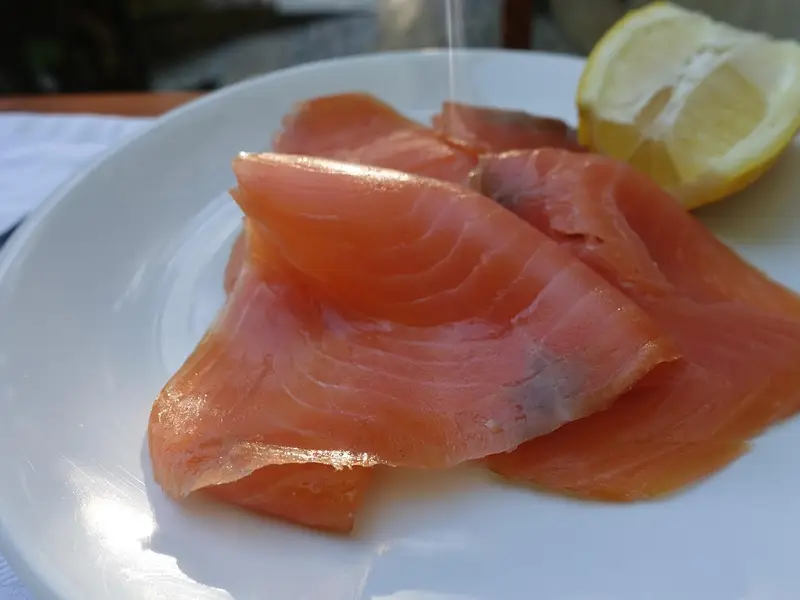 Lonchas de salmón ahumado con limón