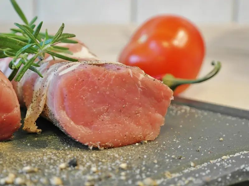 Solomillo de cerdo crudo con romero