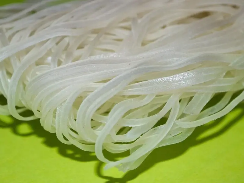 Fideos de arroz secos