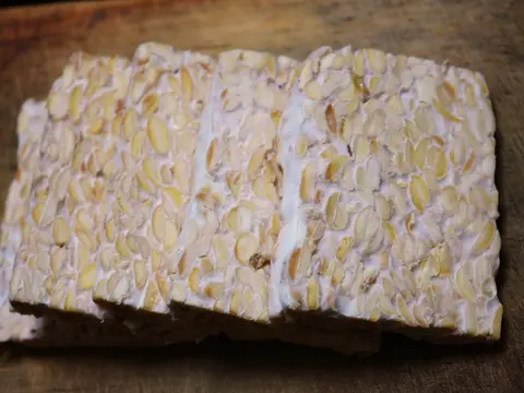 Bloque de tempeh cortado en lonchas