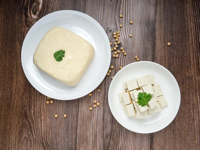 Bloque de tofu y tofu en dados en dos platos