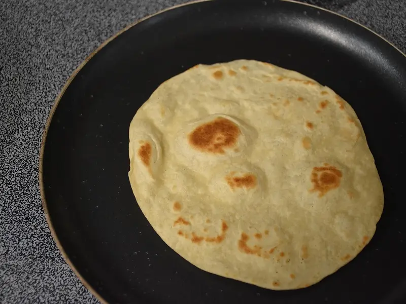 Tortilla de trigo en una sartén