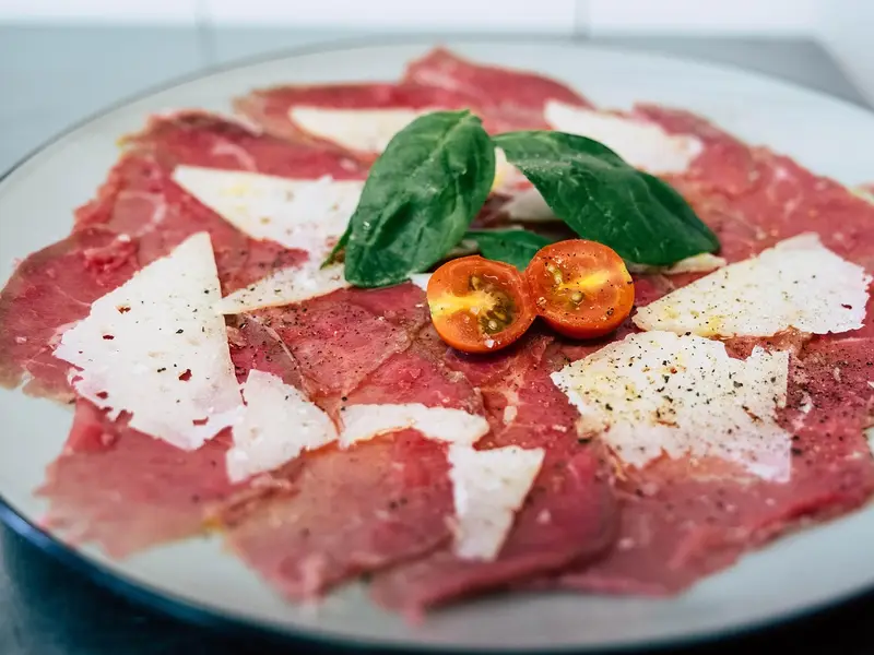 Carpaccio de ternera con parmesano