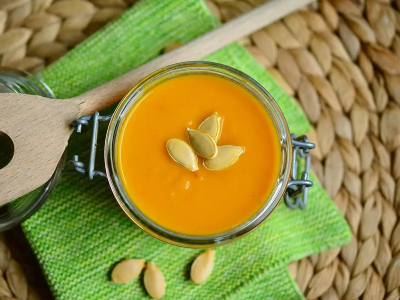 Crema de calabaza en un tarro de cristal con pipas de calabaza