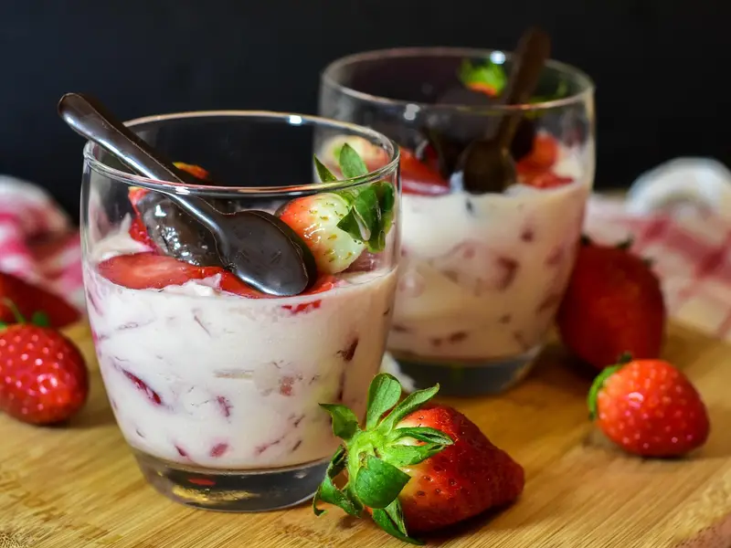 Crema con fresas en vasos
