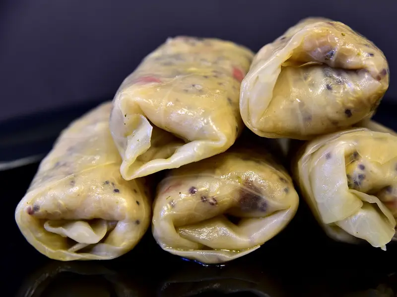 Rollitos envueltos en hojas de col