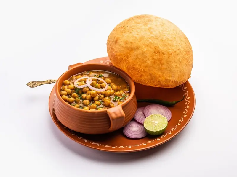 Curry de garbanzos en un cuenco con pan frito