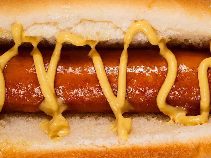 Perrito caliente con mostaza